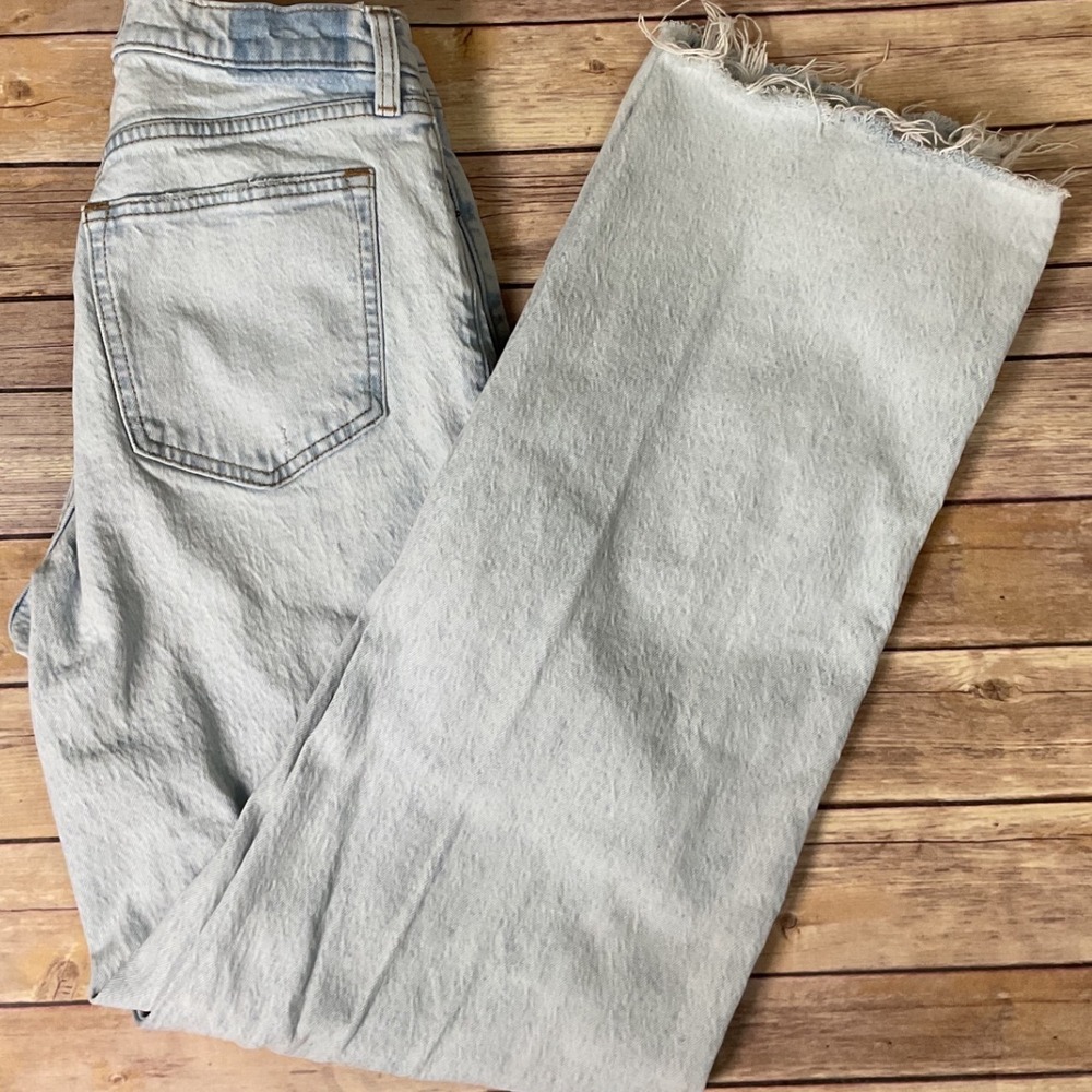 Abercrombie & Fitch 90s Relaxed Jean High Rise Light Wash 28 6L Raw Hem